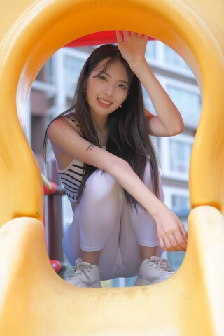 街拍丝袜 - 夜景中的诱惑